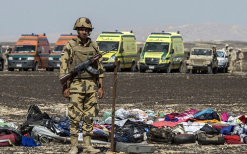 Binh lính Ai Cập canh gác hiện trường vụ tai nạn máy bay