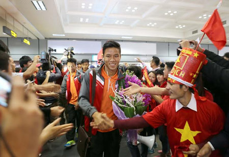 Người hâm mộ chào đón những người hùng trở về từ Kuala Lumpur