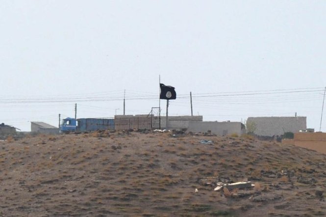 Cờ của khủng bố IS ở gần thị trấn Kobani của Syria