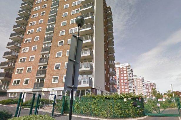 Tin tức mới nhất, ban công tầng bảy tòa nhà ở Manchester xảy ra vụ hai người đàn ông khỏa thân ẩu đả