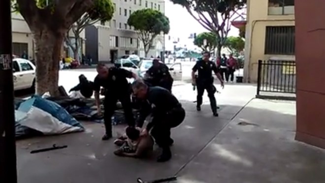 Cảnh sát Los Angeles đã giết chết một người đàn ông vô gia cư sau khi xảy ra tranh chấp