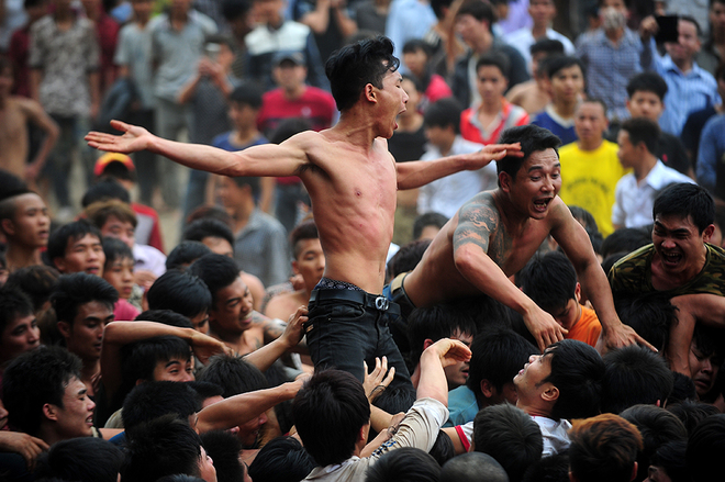 Tin tức mới nhất lễ hội Phết Hiền Quan 2015 biến thành màn đánh lộn giữa các thanh niên