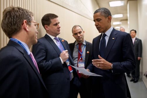 Cố vấn Dan Pfeiffer (ở giữa) đã từ chức sau 6 năm làm việc cùng Tổng Thống Obama