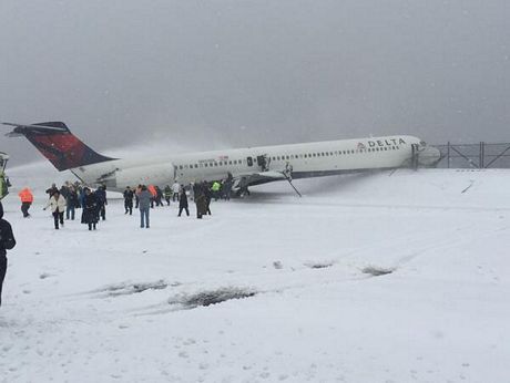 Một chiếc máy bay chở 127 hành khách đã bị trượt đường băng khiến vài người bị thương