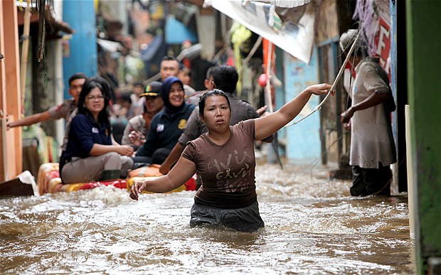 Thủ đô Indonesia bị ngập trong nước mưa khiến 6000 người dân phải di dời