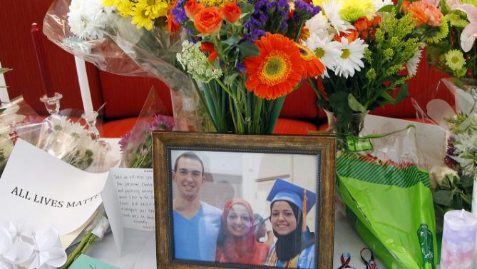 Bàn tưởng niệm ba nạn nhân người Hồi giáo tại trường Đại học Bắc Carolina