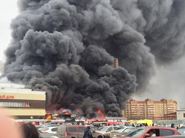 Vụ cháy khiến một phần trung tâm thương mại bị sập 