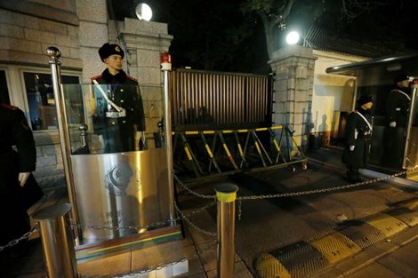 Một chiếc ô tô đen đã đâm thẳng vào cổng Lãnh sự quán Mỹ tại Thượng Hải