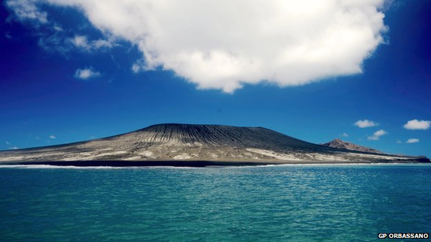 Hòn đảo mới xuất hiện sau khi núi lửa trong lòng Thái Bình Dương phun trào