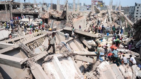 Vụ sập mái nhà máy đã khiến ít nhất 5 người thiệt mạng và hàng trăm người khác bị thương