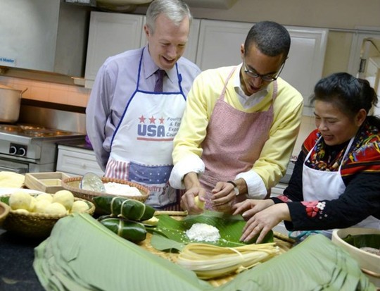 Đại sứ Mỹ Ted Osius đã học cách gói bánh chưng truyền thống của Việt Nam