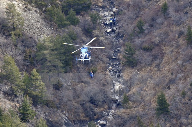 Trực thăng của lực lượng cứu hộ làm việc tại hiện trường vụ máy bay rơi tại Pháp. Ảnh AFP