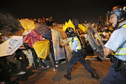 Tin tức mới cập nhật hôm nay: Hàng nghìn người biểu tình Hồng Kông đụng độ với cảnh sát vào đêm qua