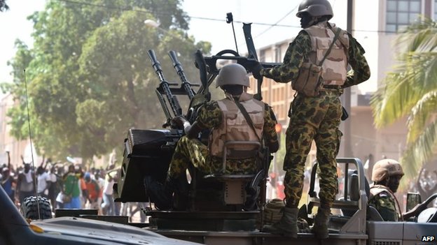 Xe quân đội trên đường phố thủ đô Ouagadougou
