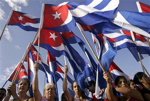 Người dân Cuba với quốc kỳ trên tay trong một lễ hội