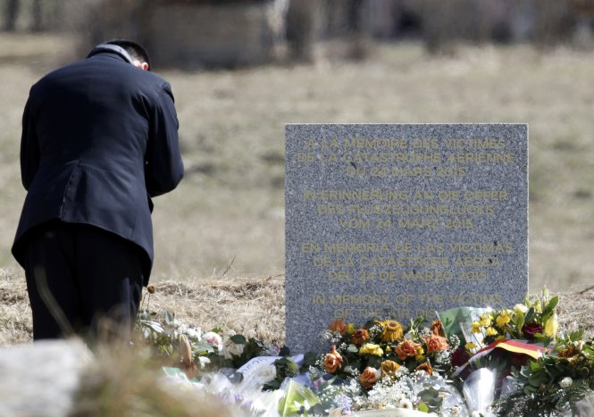 Tấm bia tưởng niệm các nạn nhân trong vụ tai nạn máy bay rơi ở Pháp
