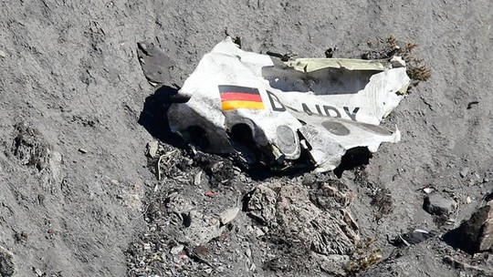 Một mảnh vở của chiếc máy bay gặp nạn Airbus A320 số hiệu 4U9525