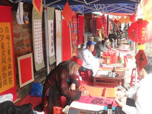 100 &ocirc;ng đồ sẽ tụ tập v&agrave;o cho chữ tại Hồ Văn theo tin tức mới nhất của CLB thư ph&aacute;p UNESCO Việt Nam