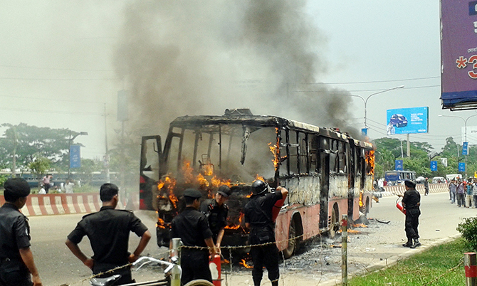 Tin tức mới nhất về tình trạng bạo động ở Bangladesh, một vụ đánh bom xăng xe buýt đã xảy ra khiến 7 người thiệt mạng