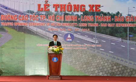 Phát biểu tại buổi lễ thông xe, Thủ tướng Nguyễn Tấn Dũng nhấn mạnh tầm quan trọng của việc nâng cao hệ thống hạ tầng