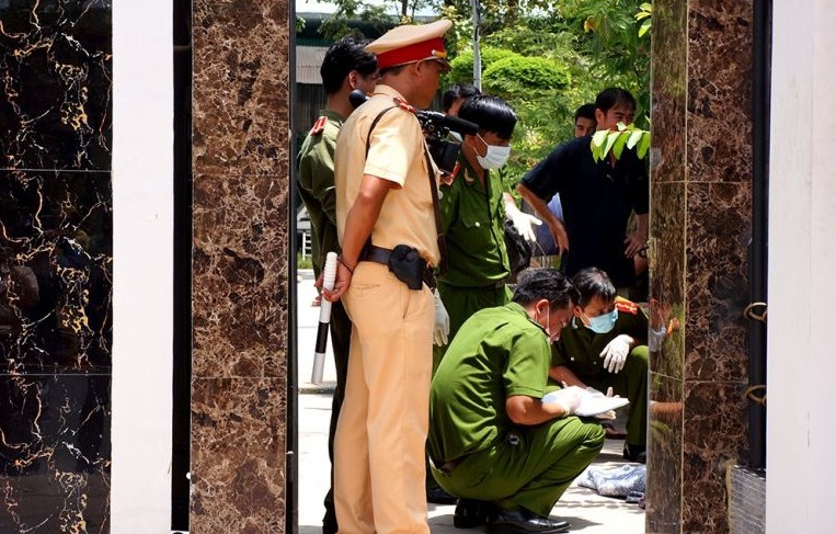 Cảnh sát tình nghi hung thủ đã trèo từ cổng rào vào biệt thự và gây ra vụ án mạng kinh hoàng ở Bình Phước