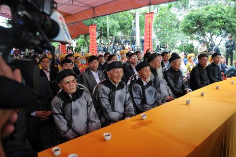 Tin tức mới nhất Lễ hội Minh Thề chống tham nhũng chỉ có những người chức sắc trong làng đứng ra thề