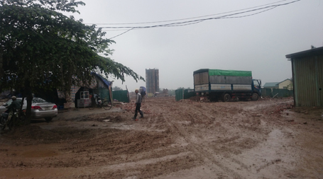 Tin tức mới nhất: Hiện trường đoạn đường ngập bùn đất ở Nguyễn Xiển
