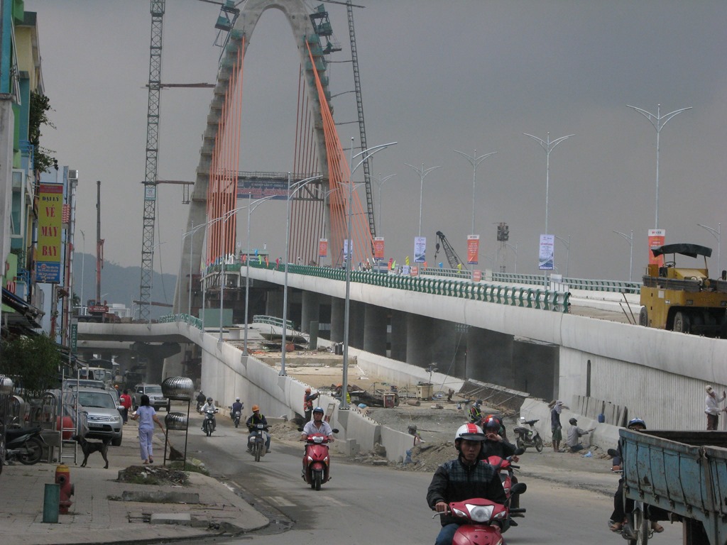 Tin tức mới nhất trong diễn biến xây dựng cầu vượt Đà Nẵng, dân lên cầu đòi dừng thi công