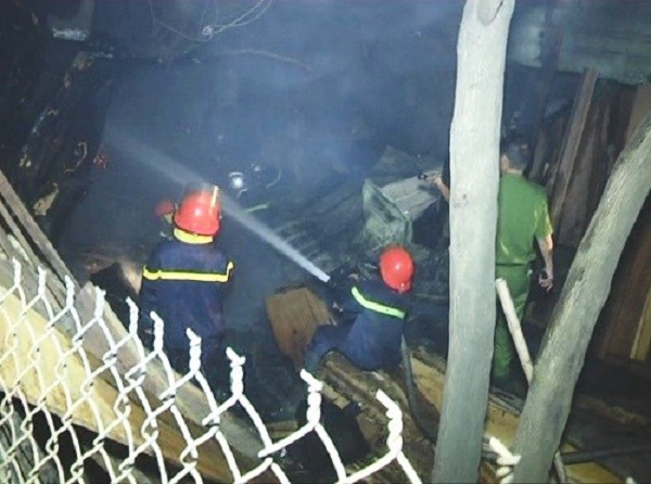 Vụ cháy mới nhất giữa đêm khiến xưởng gỗ bị thiêu rụi