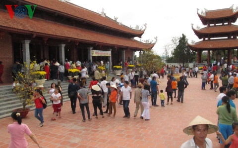 Người dân nườm nượp kéo tới lễ chùa mong may mắn đầu năm
