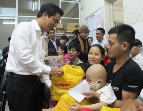 Lễ trao quà cho bệnh nhi nghèo và công nhân vệ sinh được tổ chức tại tỉnh Thừa Thiên - Huế