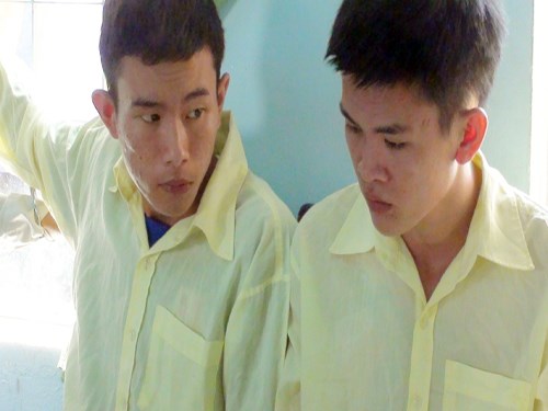 Hai đối tượng Việt và Hưng tại cơ quan điều tra, theo tin pháp luật 24h qua
