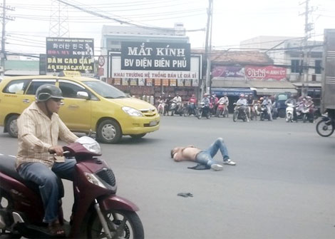 Tin tức pháp luật trên báo Công an Nhân dân cho biết, một thanh niên ngáo đã đã gây náo loạn giao thông khu vực giao lộ QL1-Nguyễn Văn Quá, quận 12, TP HCM 