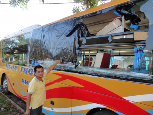 Xe khách Ngọc Thông bị ném đá trong đêm 1/6, theo những tin pháp luật 24h qua Xe khách Ngọc Thông bị ném đá trong đêm 1/6, theo những tin pháp luật 24h qua