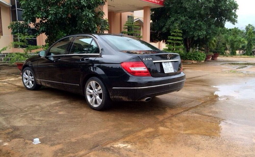 Bắt giữ kẻ trộm &ocirc; t&ocirc; Mercedes ngay tr&ecirc;n đường th&aacute;o chạy l&agrave; một trong những tin ph&aacute;p luật 24h qua