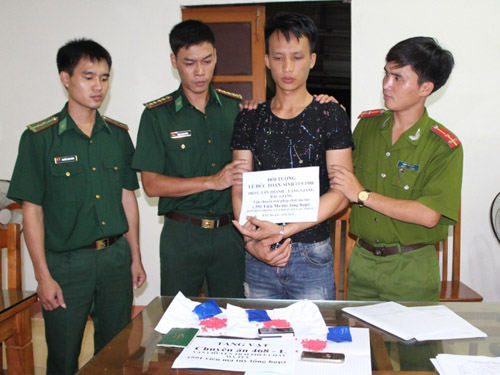 Những tin pháp luật mới nhất hôm nay đề cập đến vụ bắt đối tượng vận chuyển gần 600 viên ma túy tổng hợp