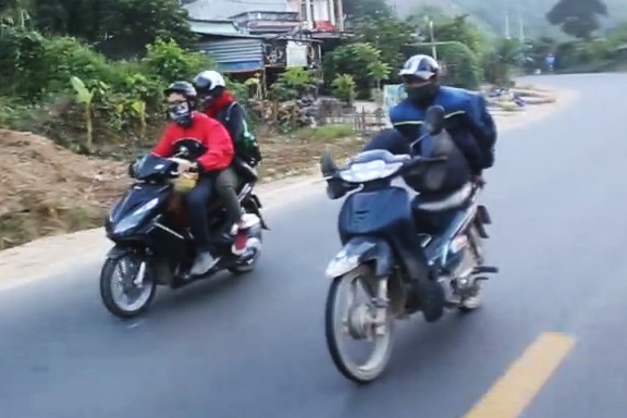 Những tin pháp luật 24h qua đề cập đến vụ Lái xe máy bằng chân chạy 80 km/h trên quốc lộ