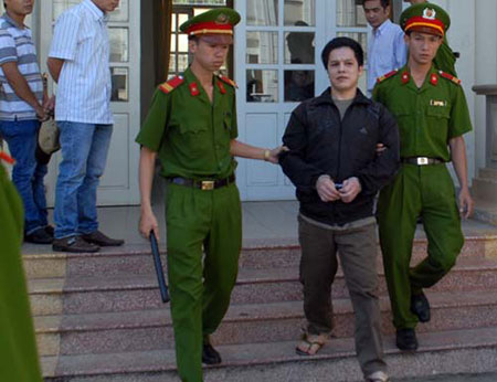 Nguyễn Minh Hải bị áp giải ra xe về trại giam, theo những tin tức pháp luật mới nhất hôm nay