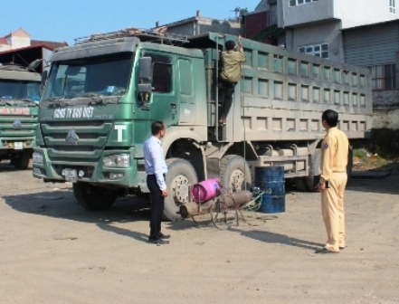 Những tin pháp luật mới nhất hôm nay đề cập đến vụ việc CSGT Ninh Bình đã xử phạt hàng chục xe quá tải trong một tháng