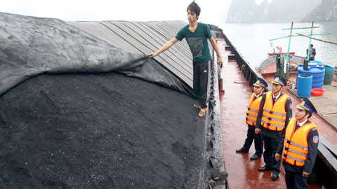 Những tin pháp luật mới nhất hôm nay đề cập đến vụ cảnh sát biển bắt giữ tàu chở 2.000 tấn than lậu tại Quảng Ninh
