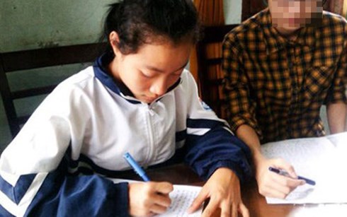 Oanh (b&ecirc;n tr&aacute;i) đang l&agrave;m bản tường tr&igrave;nh về h&agrave;nh vi đốt rơm, theo những tin tức ph&aacute;p luật mới nhất h&ocirc;m nay