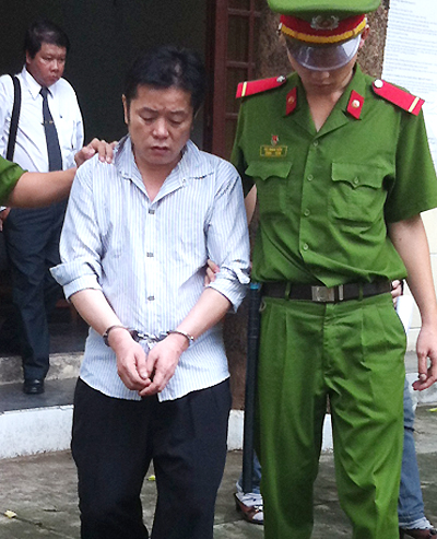 Bị cáo Feng sau phiên xử, theo những tin tức pháp luật online trong ngày
