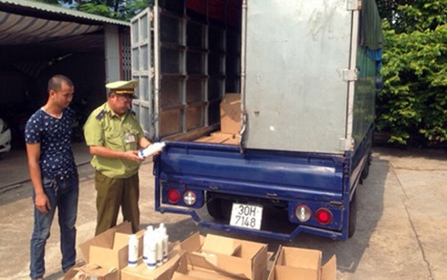 Trong những tin tức pháp luật mới nhất hôm nay có vụ thu giữ hàng trăm chai dầu gội đầu nhập lậu ở Quảng Ninh