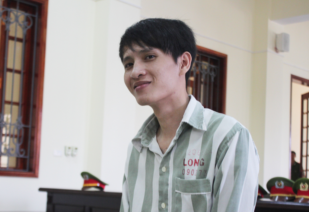 Thái độ bất cần của Huỳnh Thanh Long tại phiên tòa sáng ngày 28/10/2015, theo những tin tức pháp luật mới nhất hôm nay