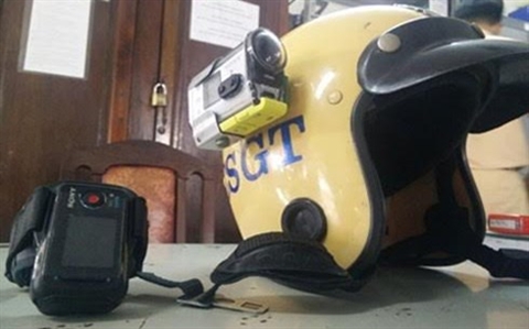 Trong những tin tức pháp luật mới nhất hôm nay có vụ CSGT Thanh Hóa thí điểm gắn camera trên mũ