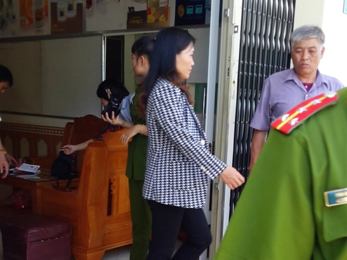Bà Lê Thị Tân bị dẫn giải về khám xét nhà riêng