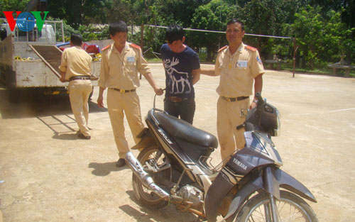 Trong những tin pháp luật online mới nhất hôm nay có vụ CSGT Đắk Nông tóm gọn 2 kẻ trộm xe máy chuyên nghiệp