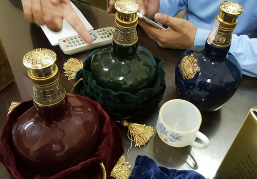 Trong những tin tức pháp luật mới nhất hôm nay có vụ bắt giữ 16 thùng rượu Chivas 21 giả ở Hà Nội