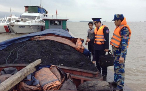 Trong những tin pháp luật mới nhất hôm nay có vụ bắt giữ tàu vận chuyển 50m3 than lậu ở Quảng Ninh