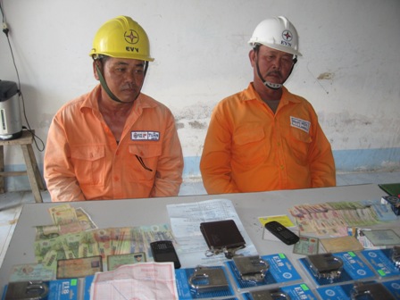 Những tin pháp luật mới nhất trong ngày đề cập đến vụ bắt nhân viên điện lực ‘dỏm’ đi bán ổ khóa
